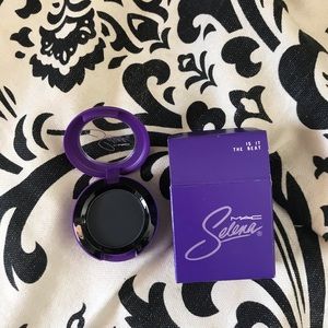 MAC SELENA is it the beat eye shadow